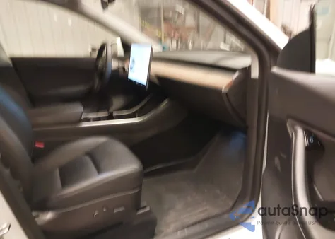 2021 Tesla Model Y Long Range Dual Motor All-Wheel Drive z USA, uszkodzony, nr VIN 5YJYGDEE9MF118694